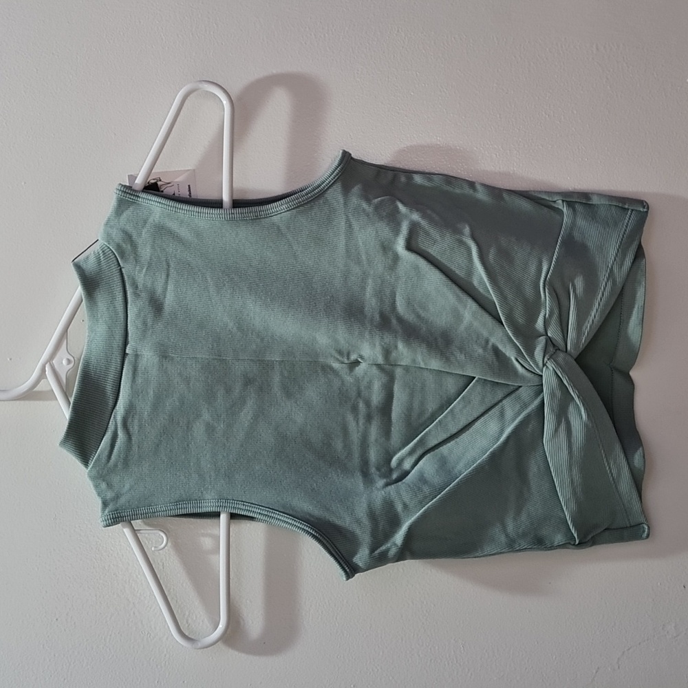 NWT DYNAMIC STRETCHY CROP TOP